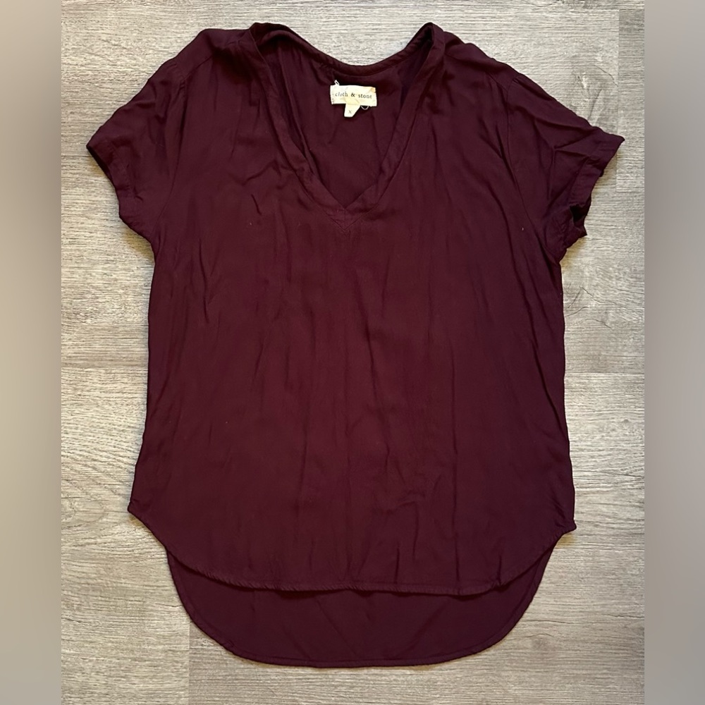 Cloth and Stone V Neck Short Sleeve Woven T Shirt in Burgundy Size XS
